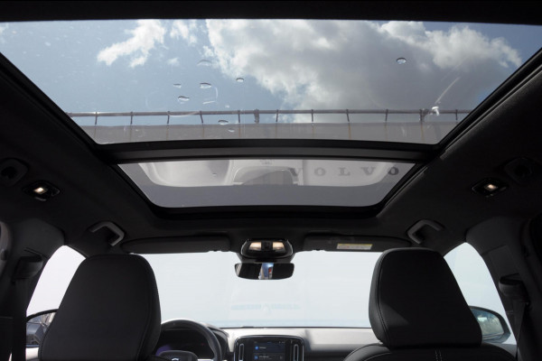 Volvo XC40 408PK Automaat Recharge Twin Ultimate / Adaptieve cruise control/ Panoramadak/ Elektrische stoelen met geheugen/ BLIS/ Elektrische achterklep/ Parkeersensoren met 360 Camera/ Stoel en stuurwielverwarming/ Mistlampen/ Luxe bekleding/ 20" Velgen/ Harman kardon audio/ Apple carplay