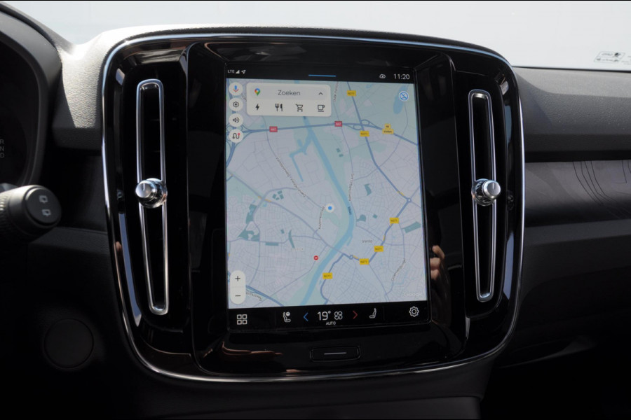 Volvo XC40 408PK Automaat Recharge Twin Ultimate / Adaptieve cruise control/ Panoramadak/ Elektrische stoelen met geheugen/ BLIS/ Elektrische achterklep/ Parkeersensoren met 360 Camera/ Stoel en stuurwielverwarming/ Mistlampen/ Luxe bekleding/ 20" Velgen/ Harman kardon audio/ Apple carplay