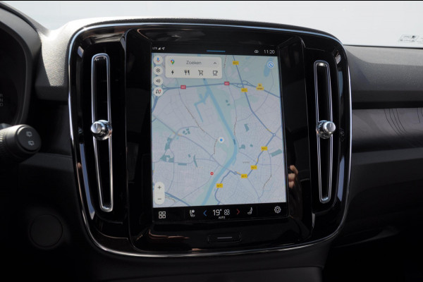 Volvo XC40 408PK Automaat Recharge Twin Ultimate / Adaptieve cruise control/ Panoramadak/ Elektrische stoelen met geheugen/ BLIS/ Elektrische achterklep/ Parkeersensoren met 360 Camera/ Stoel en stuurwielverwarming/ Mistlampen/ Luxe bekleding/ 20" Velgen/ Harman kardon audio/ Apple carplay