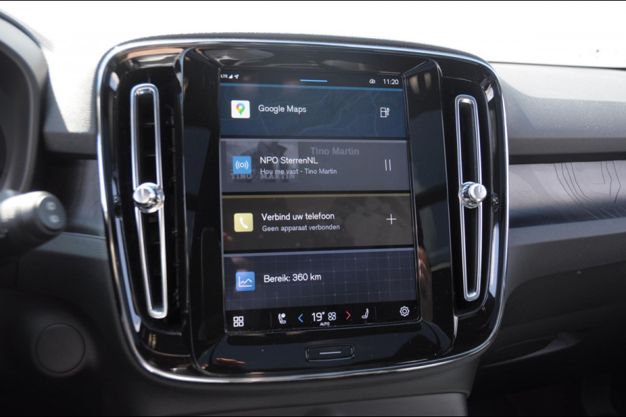 Volvo XC40 408PK Automaat Recharge Twin Ultimate / Adaptieve cruise control/ Panoramadak/ Elektrische stoelen met geheugen/ BLIS/ Elektrische achterklep/ Parkeersensoren met 360 Camera/ Stoel en stuurwielverwarming/ Mistlampen/ Luxe bekleding/ 20" Velgen/ Harman kardon audio/ Apple carplay