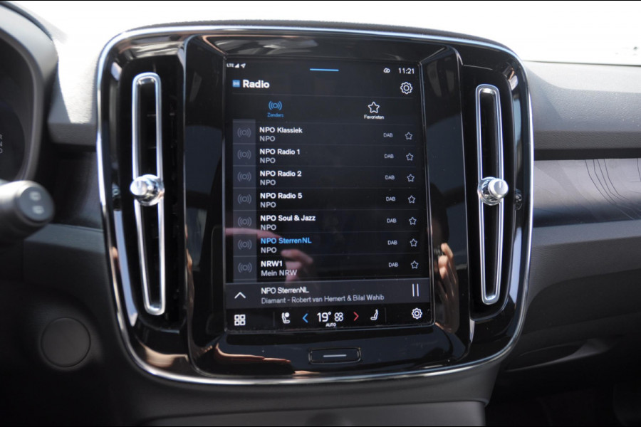 Volvo XC40 408PK Automaat Recharge Twin Ultimate / Adaptieve cruise control/ Panoramadak/ Elektrische stoelen met geheugen/ BLIS/ Elektrische achterklep/ Parkeersensoren met 360 Camera/ Stoel en stuurwielverwarming/ Mistlampen/ Luxe bekleding/ 20" Velgen/ Harman kardon audio/ Apple carplay