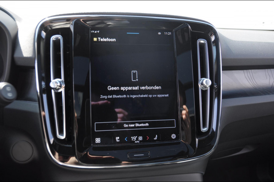 Volvo XC40 408PK Automaat Recharge Twin Ultimate / Adaptieve cruise control/ Panoramadak/ Elektrische stoelen met geheugen/ BLIS/ Elektrische achterklep/ Parkeersensoren met 360 Camera/ Stoel en stuurwielverwarming/ Mistlampen/ Luxe bekleding/ 20" Velgen/ Harman kardon audio/ Apple carplay