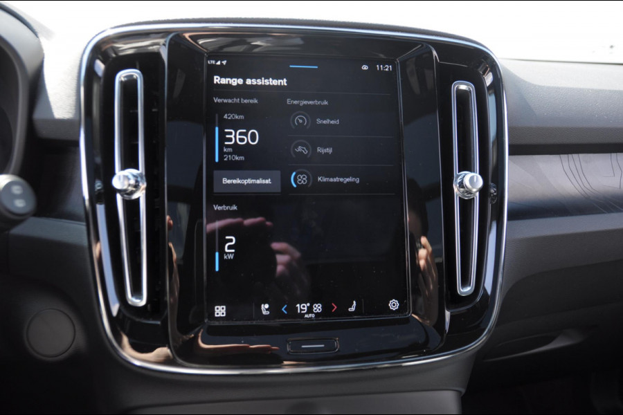 Volvo XC40 408PK Automaat Recharge Twin Ultimate / Adaptieve cruise control/ Panoramadak/ Elektrische stoelen met geheugen/ BLIS/ Elektrische achterklep/ Parkeersensoren met 360 Camera/ Stoel en stuurwielverwarming/ Mistlampen/ Luxe bekleding/ 20" Velgen/ Harman kardon audio/ Apple carplay