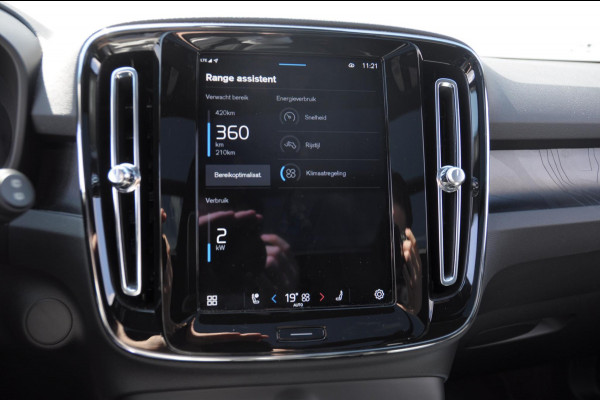Volvo XC40 408PK Automaat Recharge Twin Ultimate / Adaptieve cruise control/ Panoramadak/ Elektrische stoelen met geheugen/ BLIS/ Elektrische achterklep/ Parkeersensoren met 360 Camera/ Stoel en stuurwielverwarming/ Mistlampen/ Luxe bekleding/ 20" Velgen/ Harman kardon audio/ Apple carplay