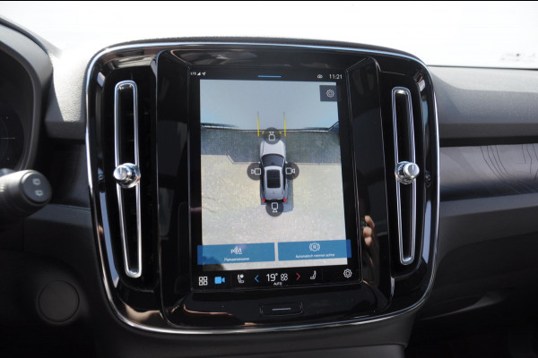 Volvo XC40 408PK Automaat Recharge Twin Ultimate / Adaptieve cruise control/ Panoramadak/ Elektrische stoelen met geheugen/ BLIS/ Elektrische achterklep/ Parkeersensoren met 360 Camera/ Stoel en stuurwielverwarming/ Mistlampen/ Luxe bekleding/ 20" Velgen/ Harman kardon audio/ Apple carplay
