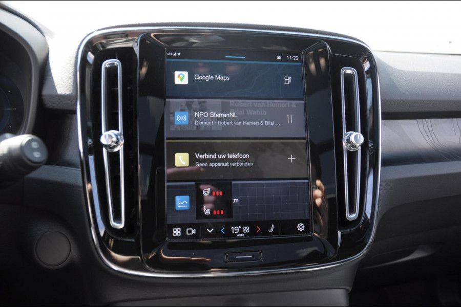 Volvo XC40 408PK Automaat Recharge Twin Ultimate / Adaptieve cruise control/ Panoramadak/ Elektrische stoelen met geheugen/ BLIS/ Elektrische achterklep/ Parkeersensoren met 360 Camera/ Stoel en stuurwielverwarming/ Mistlampen/ Luxe bekleding/ 20" Velgen/ Harman kardon audio/ Apple carplay