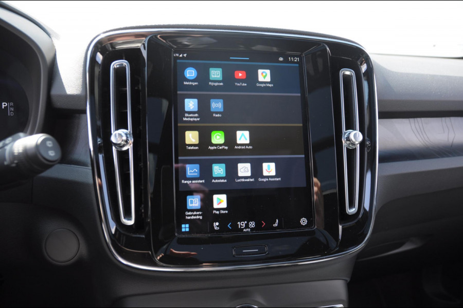 Volvo XC40 408PK Automaat Recharge Twin Ultimate / Adaptieve cruise control/ Panoramadak/ Elektrische stoelen met geheugen/ BLIS/ Elektrische achterklep/ Parkeersensoren met 360 Camera/ Stoel en stuurwielverwarming/ Mistlampen/ Luxe bekleding/ 20" Velgen/ Harman kardon audio/ Apple carplay