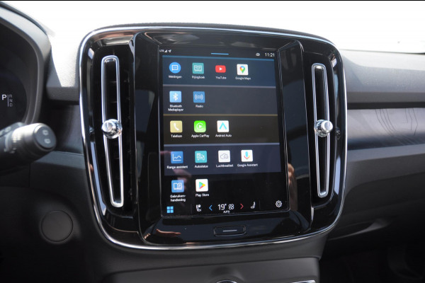 Volvo XC40 408PK Automaat Recharge Twin Ultimate / Adaptieve cruise control/ Panoramadak/ Elektrische stoelen met geheugen/ BLIS/ Elektrische achterklep/ Parkeersensoren met 360 Camera/ Stoel en stuurwielverwarming/ Mistlampen/ Luxe bekleding/ 20" Velgen/ Harman kardon audio/ Apple carplay