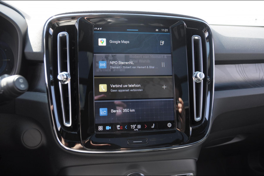 Volvo XC40 408PK Automaat Recharge Twin Ultimate / Adaptieve cruise control/ Panoramadak/ Elektrische stoelen met geheugen/ BLIS/ Elektrische achterklep/ Parkeersensoren met 360 Camera/ Stoel en stuurwielverwarming/ Mistlampen/ Luxe bekleding/ 20" Velgen/ Harman kardon audio/ Apple carplay