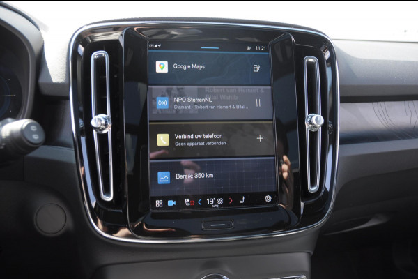 Volvo XC40 408PK Automaat Recharge Twin Ultimate / Adaptieve cruise control/ Panoramadak/ Elektrische stoelen met geheugen/ BLIS/ Elektrische achterklep/ Parkeersensoren met 360 Camera/ Stoel en stuurwielverwarming/ Mistlampen/ Luxe bekleding/ 20" Velgen/ Harman kardon audio/ Apple carplay