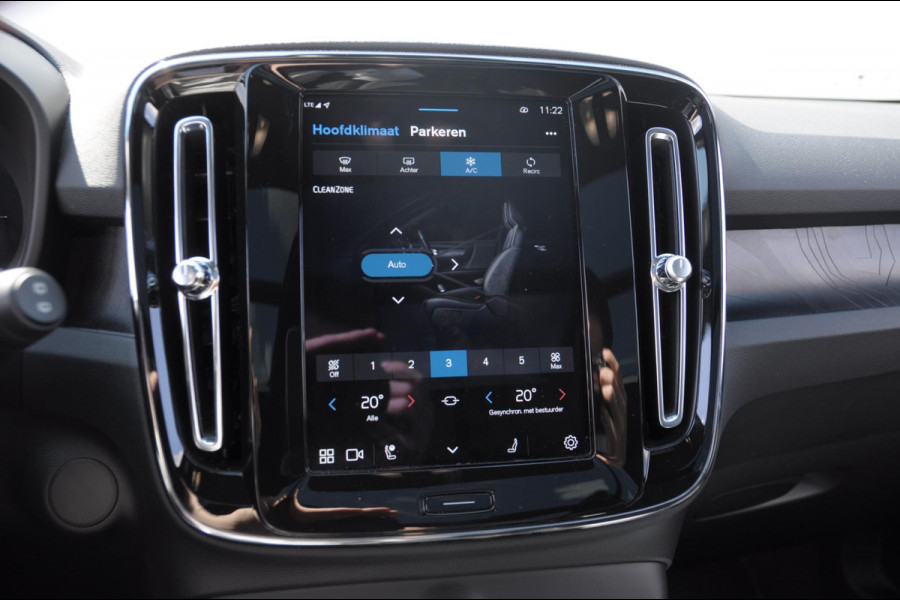Volvo XC40 408PK Automaat Recharge Twin Ultimate / Adaptieve cruise control/ Panoramadak/ Elektrische stoelen met geheugen/ BLIS/ Elektrische achterklep/ Parkeersensoren met 360 Camera/ Stoel en stuurwielverwarming/ Mistlampen/ Luxe bekleding/ 20" Velgen/ Harman kardon audio/ Apple carplay