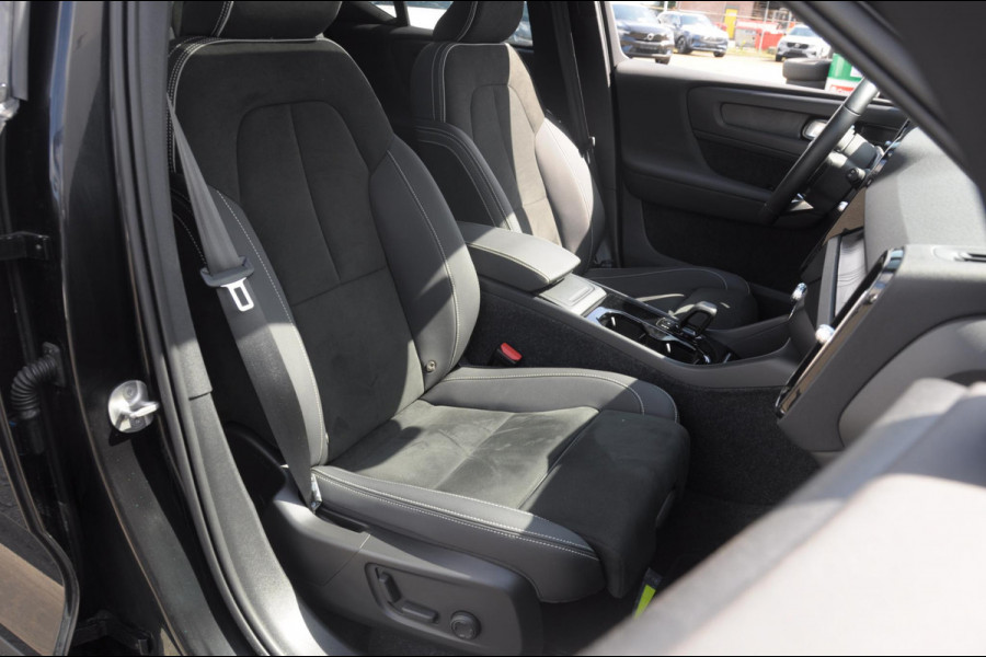 Volvo XC40 408PK Automaat Recharge Twin Ultimate / Adaptieve cruise control/ Panoramadak/ Elektrische stoelen met geheugen/ BLIS/ Elektrische achterklep/ Parkeersensoren met 360 Camera/ Stoel en stuurwielverwarming/ Mistlampen/ Luxe bekleding/ 20" Velgen/ Harman kardon audio/ Apple carplay