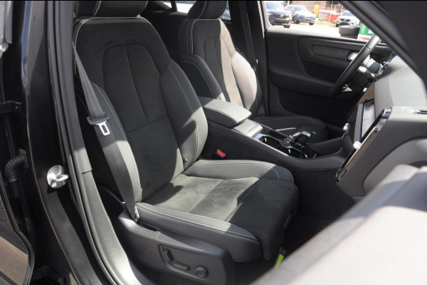 Volvo XC40 408PK Automaat Recharge Twin Ultimate / Adaptieve cruise control/ Panoramadak/ Elektrische stoelen met geheugen/ BLIS/ Elektrische achterklep/ Parkeersensoren met 360 Camera/ Stoel en stuurwielverwarming/ Mistlampen/ Luxe bekleding/ 20" Velgen/ Harman kardon audio/ Apple carplay