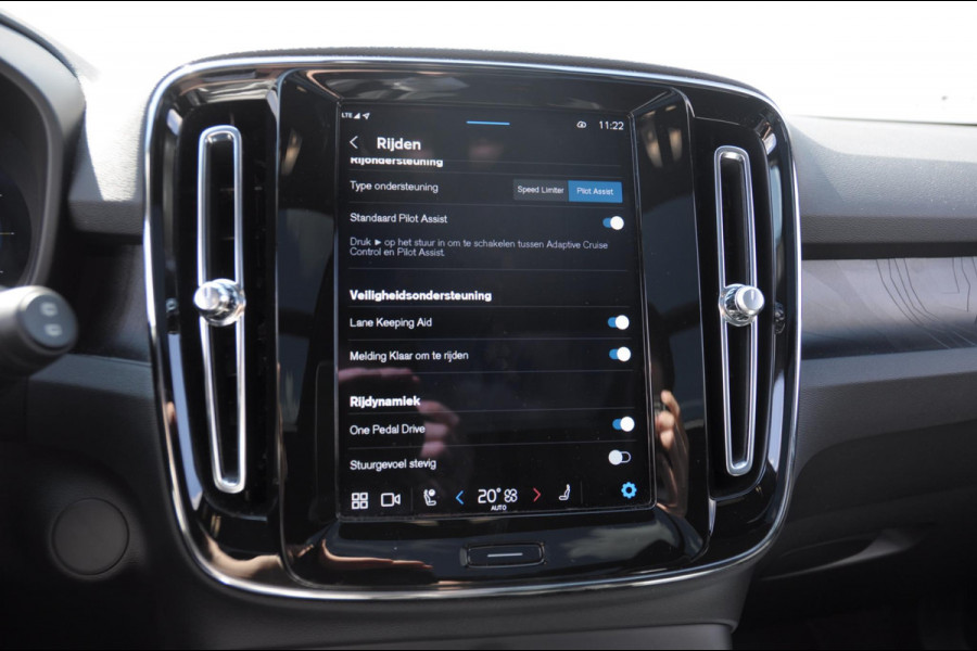 Volvo XC40 408PK Automaat Recharge Twin Ultimate / Adaptieve cruise control/ Panoramadak/ Elektrische stoelen met geheugen/ BLIS/ Elektrische achterklep/ Parkeersensoren met 360 Camera/ Stoel en stuurwielverwarming/ Mistlampen/ Luxe bekleding/ 20" Velgen/ Harman kardon audio/ Apple carplay