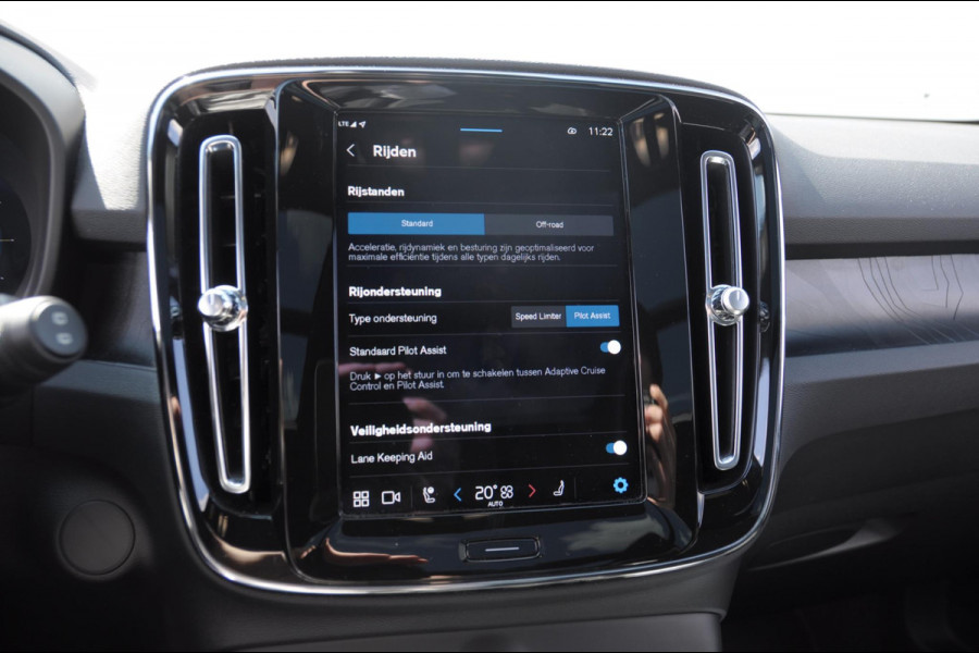 Volvo XC40 408PK Automaat Recharge Twin Ultimate / Adaptieve cruise control/ Panoramadak/ Elektrische stoelen met geheugen/ BLIS/ Elektrische achterklep/ Parkeersensoren met 360 Camera/ Stoel en stuurwielverwarming/ Mistlampen/ Luxe bekleding/ 20" Velgen/ Harman kardon audio/ Apple carplay