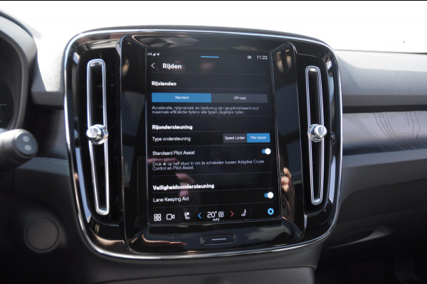 Volvo XC40 408PK Automaat Recharge Twin Ultimate / Adaptieve cruise control/ Panoramadak/ Elektrische stoelen met geheugen/ BLIS/ Elektrische achterklep/ Parkeersensoren met 360 Camera/ Stoel en stuurwielverwarming/ Mistlampen/ Luxe bekleding/ 20" Velgen/ Harman kardon audio/ Apple carplay