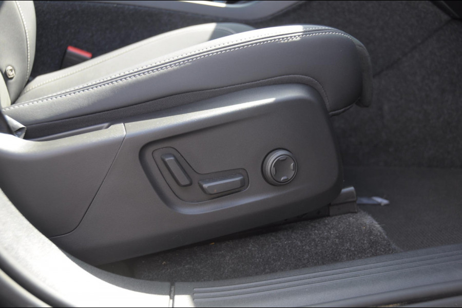 Volvo XC40 408PK Automaat Recharge Twin Ultimate / Adaptieve cruise control/ Panoramadak/ Elektrische stoelen met geheugen/ BLIS/ Elektrische achterklep/ Parkeersensoren met 360 Camera/ Stoel en stuurwielverwarming/ Mistlampen/ Luxe bekleding/ 20" Velgen/ Harman kardon audio/ Apple carplay