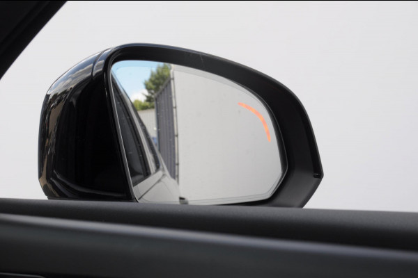 Volvo XC40 408PK Automaat Recharge Twin Ultimate / Adaptieve cruise control/ Panoramadak/ Elektrische stoelen met geheugen/ BLIS/ Elektrische achterklep/ Parkeersensoren met 360 Camera/ Stoel en stuurwielverwarming/ Mistlampen/ Luxe bekleding/ 20" Velgen/ Harman kardon audio/ Apple carplay