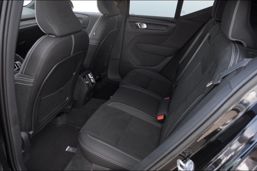 Volvo XC40 408PK Automaat Recharge Twin Ultimate / Adaptieve cruise control/ Panoramadak/ Elektrische stoelen met geheugen/ BLIS/ Elektrische achterklep/ Parkeersensoren met 360 Camera/ Stoel en stuurwielverwarming/ Mistlampen/ Luxe bekleding/ 20" Velgen/ Harman kardon audio/ Apple carplay