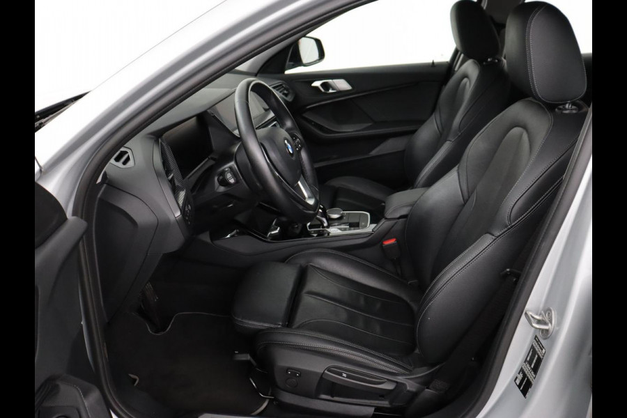 BMW 1-serie 118i Business Edition+ | Sport Line | Leder | Stoelverwarming | Carplay | Camera | Live Cockpit | Sportstoelen | Full LED | Navigatie | Climate control
