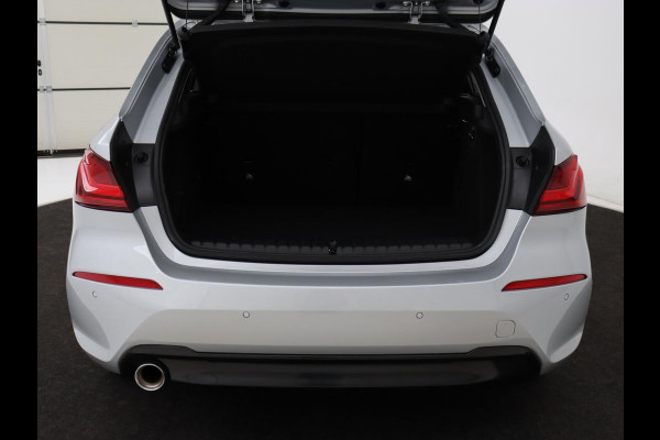 BMW 1-serie 118i Business Edition+ | Sport Line | Leder | Stoelverwarming | Carplay | Camera | Live Cockpit | Sportstoelen | Full LED | Navigatie | Climate control
