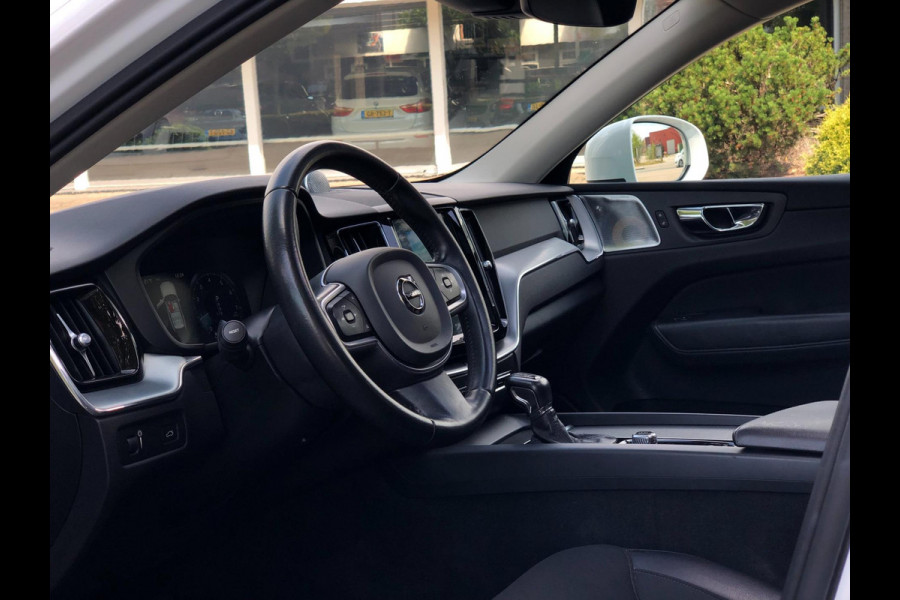 Volvo XC60 2.0 T6 AWD Momentum | Pano, Luchtvering, 360 Camera, Stoelverw., Carplay/Android, Virt. Cockp. | 1e Eigenaar |