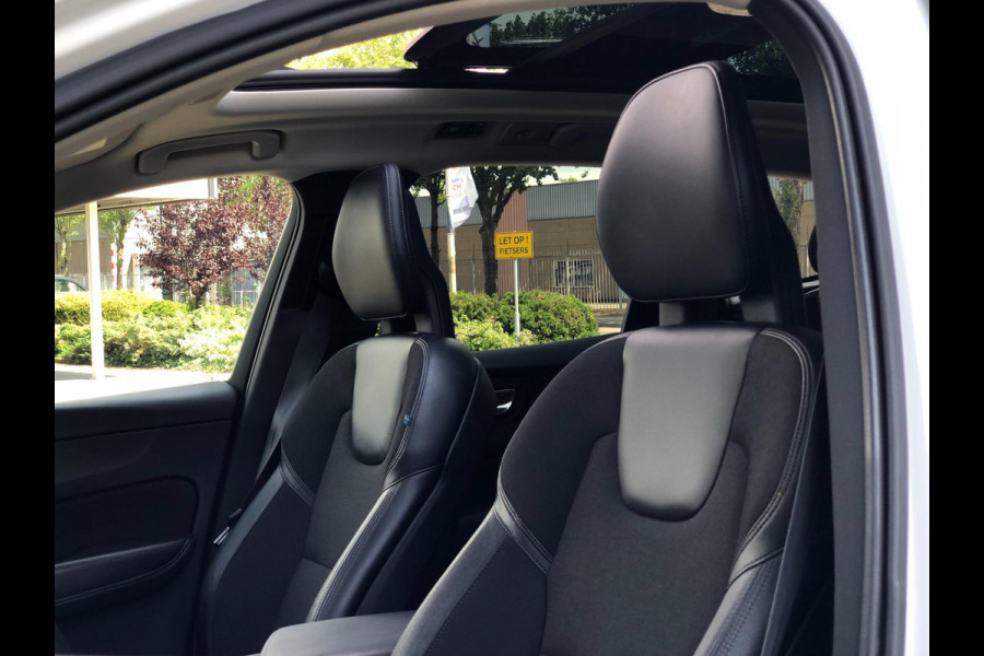 Volvo XC60 2.0 T6 AWD Momentum | Pano, Luchtvering, 360 Camera, Stoelverw., Carplay/Android, Virt. Cockp. | 1e Eigenaar |