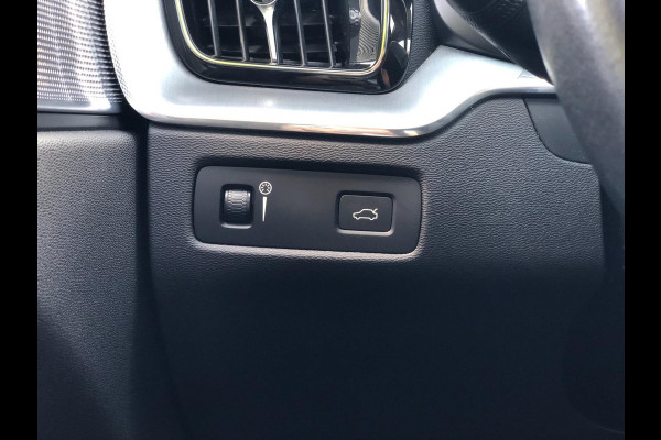 Volvo XC60 2.0 T6 AWD Momentum | Pano, Luchtvering, 360 Camera, Stoelverw., Carplay/Android, Virt. Cockp. | 1e Eigenaar |