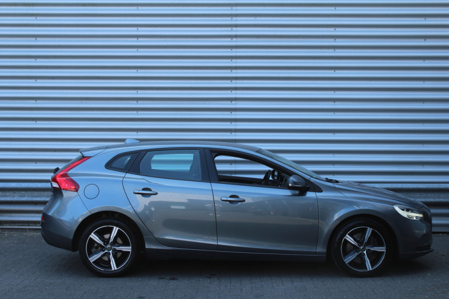 Volvo V40 1.5 T2 123pk Momentum Automaat Clima Cruise Navi Camera 17"LMV
