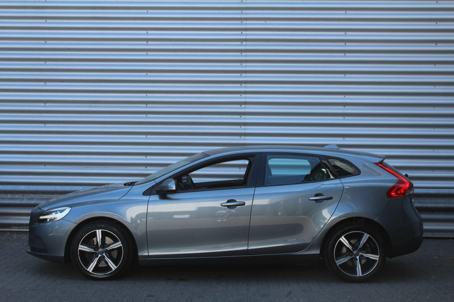 Volvo V40 1.5 T2 123pk Momentum Automaat Clima Cruise Navi Camera 17"LMV