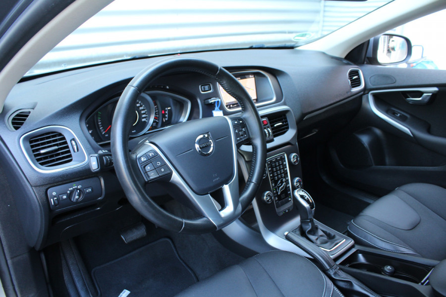 Volvo V40 1.5 T2 123pk Momentum Automaat Clima Cruise Navi Camera 17"LMV