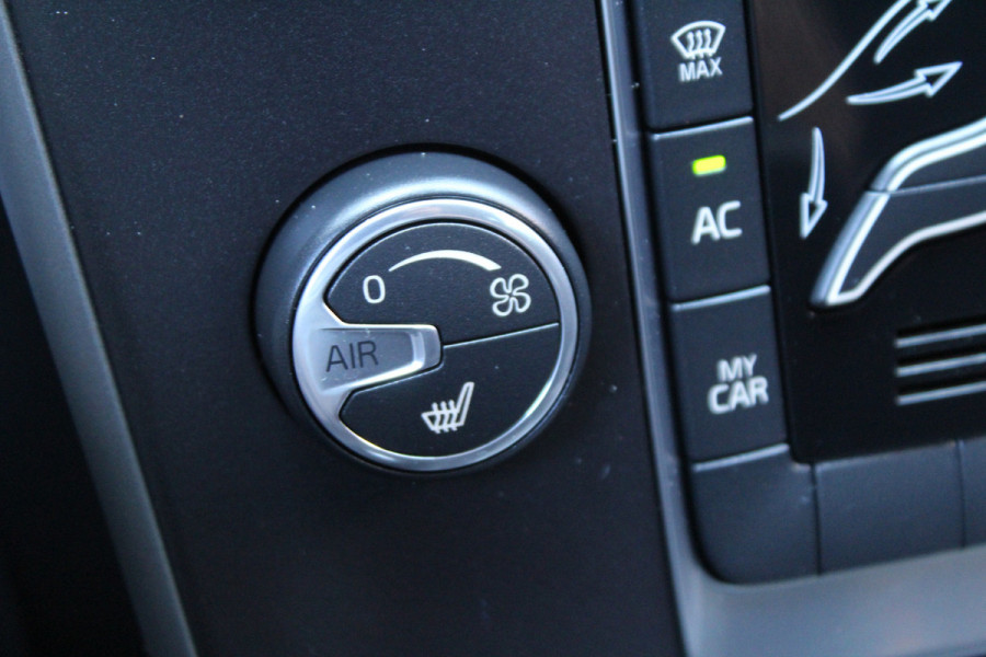 Volvo V40 1.5 T2 123pk Momentum Automaat Clima Cruise Navi Camera 17"LMV
