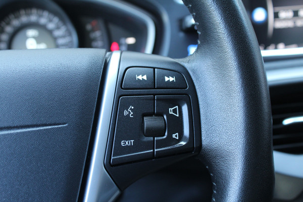Volvo V40 1.5 T2 123pk Momentum Automaat Clima Cruise Navi Camera 17"LMV