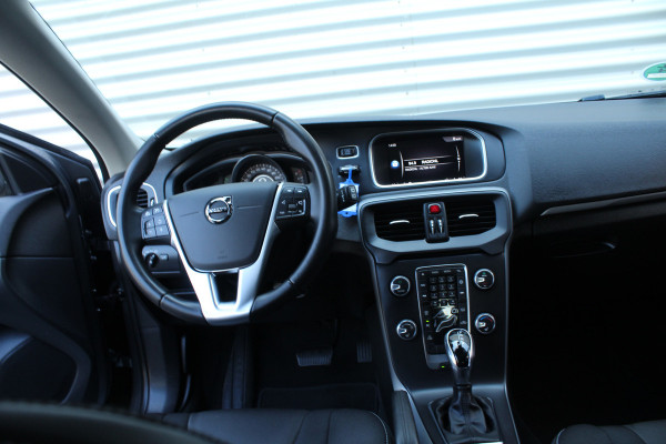Volvo V40 1.5 T2 123pk Momentum Automaat Clima Cruise Navi Camera 17"LMV