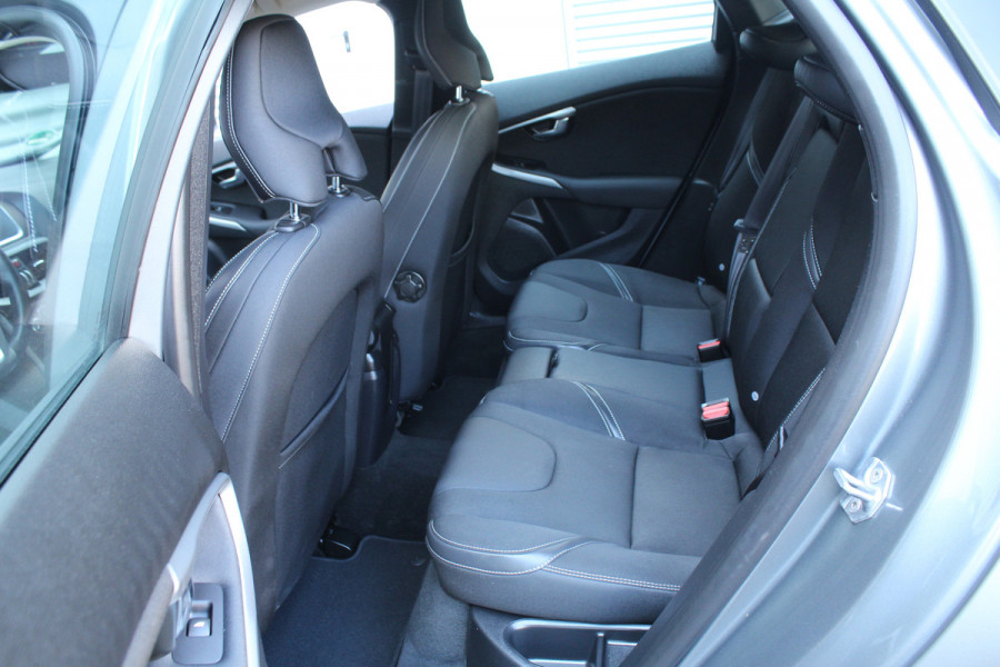 Volvo V40 1.5 T2 123pk Momentum Automaat Clima Cruise Navi Camera 17"LMV