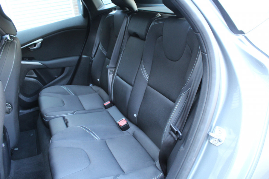 Volvo V40 1.5 T2 123pk Momentum Automaat Clima Cruise Navi Camera 17"LMV