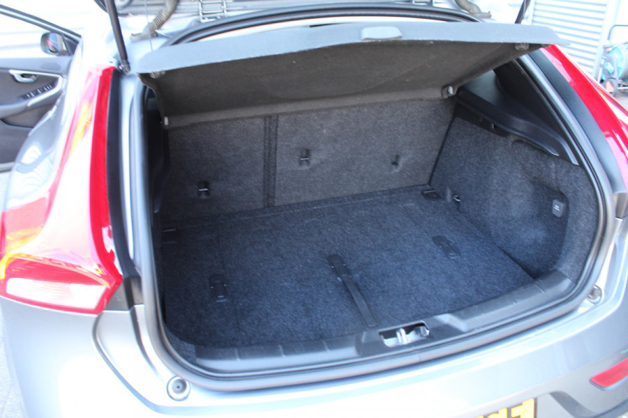 Volvo V40 1.5 T2 123pk Momentum Automaat Clima Cruise Navi Camera 17"LMV