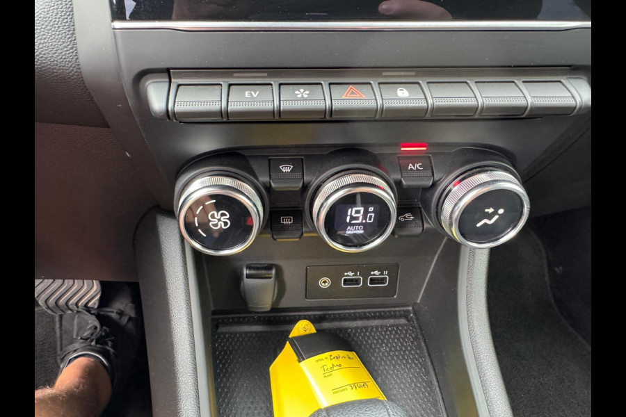 Renault Captur 1.6 E-Tech full hybrid 145 techno Groot navi / clima / Full LED / Lage km stand!