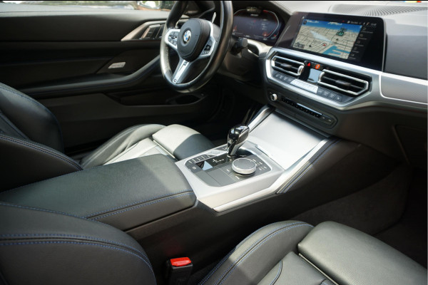 BMW 4 Serie Coupé M440i xDrive High Executive | M-SPORT | SAN REMO GRUN | Panoramadak | Harman Kardon | Head Up Display | Adaptieve demping | APPLE CarPlay | 360 graden Camera