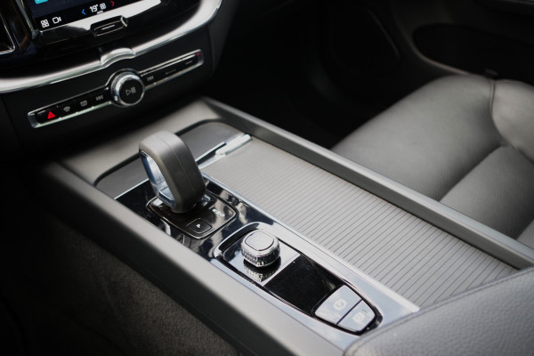 Volvo XC60 2.0 T8 Plug-in Hybrid AWD 390 PK Inscription, Panoramadak, Leder, Keyless, DAB+