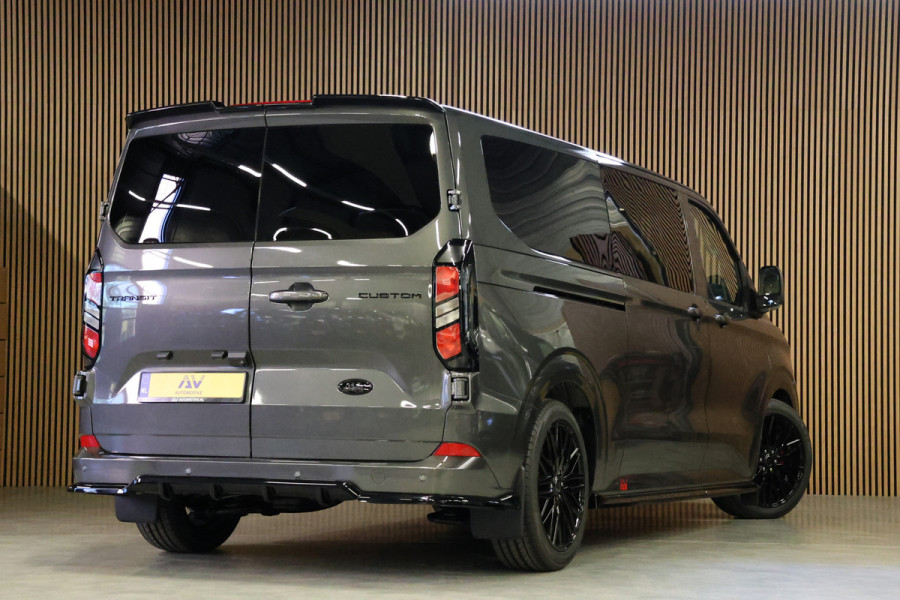 Ford Transit Custom 320 2.0 TDCI 150 PK L2H1 DC LIMITED | L+R Schuifdeur | Dubbel Cabine | ACC | Blind Spot | Navigatie | Camera | CarPlay | Lane As Raptor Edition | Trekhaak | Glaslook panelen | 6-Zitter | Verlengde fabrieksgarantie tot 09-2029