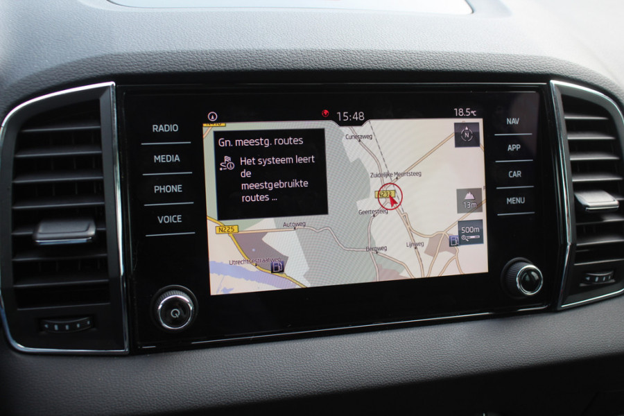 Škoda Karoq 1.5 TSI ACT Business Edition Plus / Trekhaak / Panoramadak / Navigatie / 17'' / Keyless / Virtual Cockpit / DAB / ACC / Full LED Koplampen