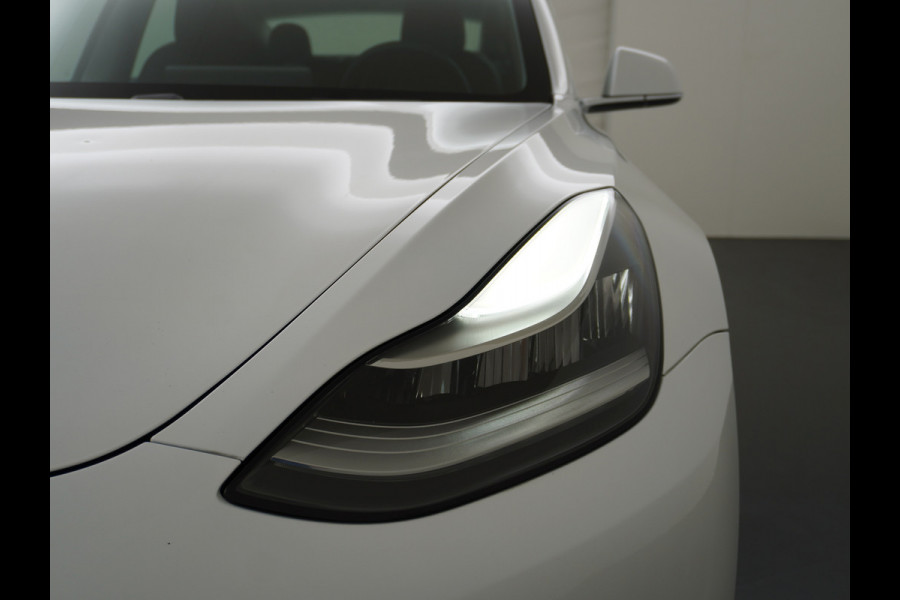 Tesla Model 3 Long Range AWD 75kWh 463PK Lmv 19" FSD-3 Computer Premium Audio AutoPilot Panoramadak Camera's Leer Adaptive-Cruise-Control+Stop 4WD Stoel en achterbank verwarming Elektr.Stoelen+Memory+Easy-Entry WiFi 1e Eigenaar Org. Nederlandse Auto Garantie op Accu/Motor tot 16-03-2028/192.000km