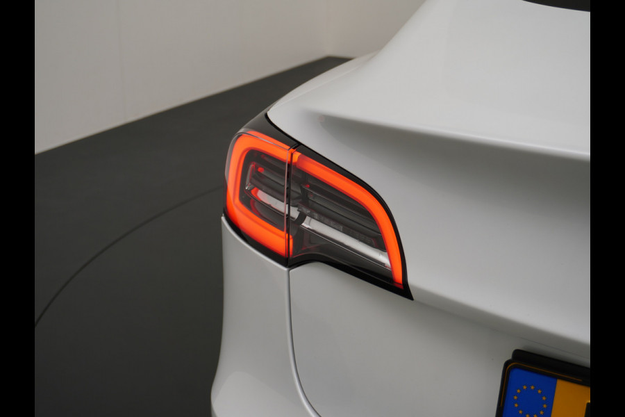 Tesla Model 3 Long Range AWD 75kWh 463PK Lmv 19" FSD-3 Computer Premium Audio AutoPilot Panoramadak Camera's Leer Adaptive-Cruise-Control+Stop 4WD Stoel en achterbank verwarming Elektr.Stoelen+Memory+Easy-Entry WiFi 1e Eigenaar Org. Nederlandse Auto Garantie op Accu/Motor tot 16-03-2028/192.000km