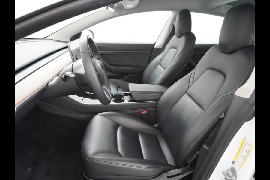 Tesla Model 3 RWD SR+ 60kWh 325PK Lmv 19" AutoPilot Leder PanoDak Adaptive-Cruise Lmv Camera's Elektr.-Stuur+Stoelen+Spiegels+Geheugen+Easy-En Navi LED Comfortstoelen ACC DAB Keyless en Voorverwarmen interieur via App One-Pedal-Drive Origineel Nederlandse auto 1e Eigenaar Garantie Accu/Motor tot 14-12-2027 max 160.000km 1.584kg licht!