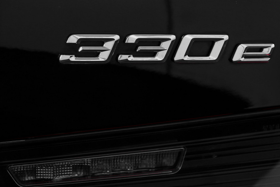 BMW 3 Serie Touring 330e 292 PK xDrive High Executive M-Sport - Automaat | Dig. Cockpit | Cruise | Stoelverw. | PDC | 360 Camera | NAV + App. Connect | ECC | Elek. Klep | DAB | LM 18" | 8487