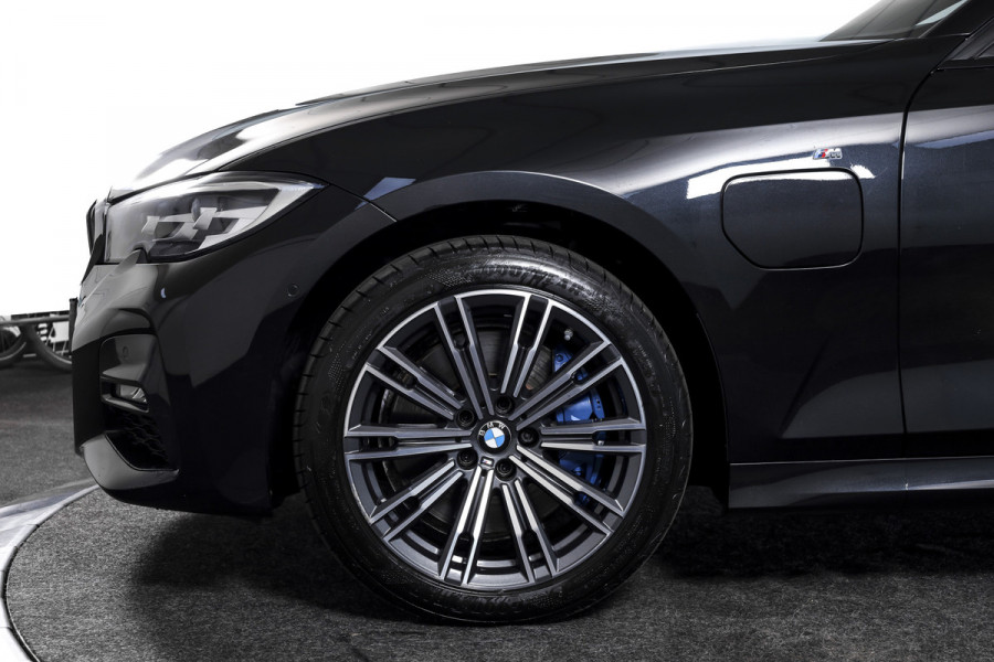 BMW 3 Serie Touring 330e 292 PK xDrive High Executive M-Sport - Automaat | Dig. Cockpit | Cruise | Stoelverw. | PDC | 360 Camera | NAV + App. Connect | ECC | Elek. Klep | DAB | LM 18" | 8487