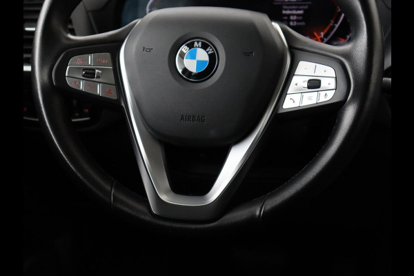 BMW X3 xDrive30i High Executive | Adaptive cruise | Head-Up | Leder | Carplay | Trekhaak | Camera | Stoelverwarming | Live Cockpit | 20'' lichtmetalen velgen | Keyless | Sportstoelen | Full LED | Navigatie