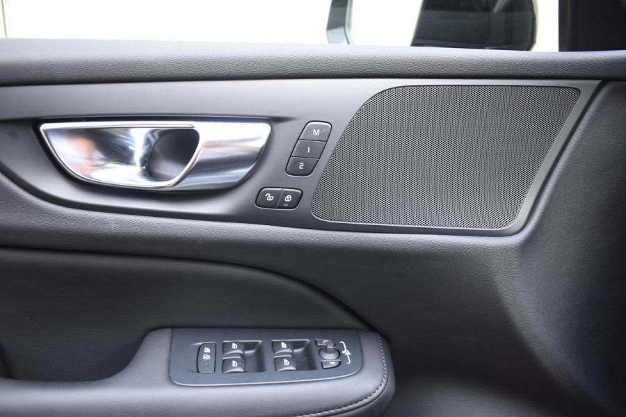 Volvo V60 T6 350PK Automaat AWD Plus Dark / Navigatie / Camera / Adaptieve Cruise Control / Elektrische Stoelen / Leder / LM Velgen /