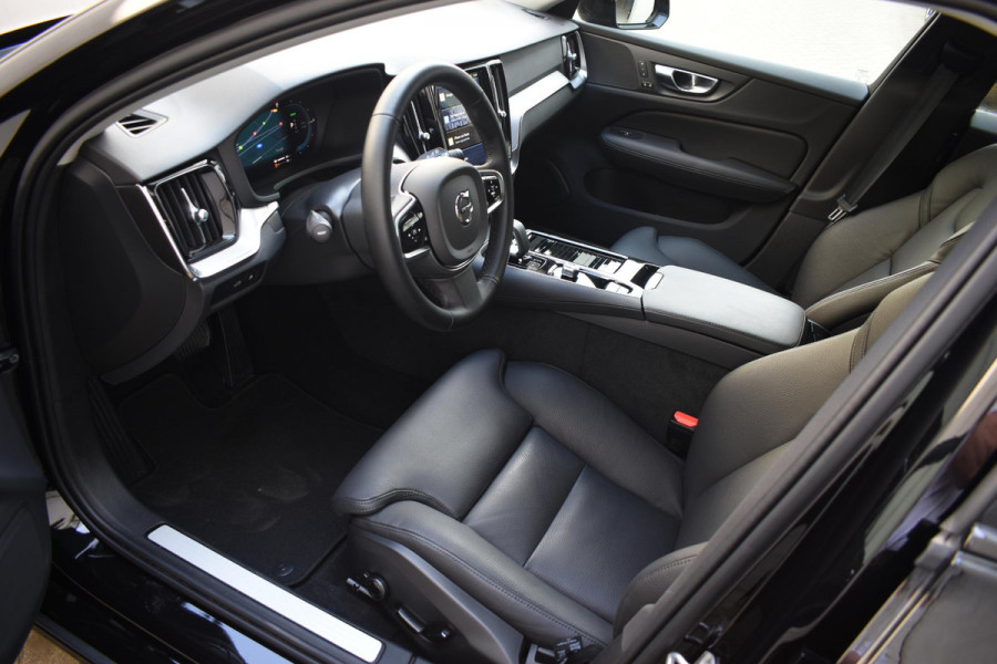Volvo V60 T6 350PK Automaat AWD Plus Dark / Navigatie / Camera / Adaptieve Cruise Control / Elektrische Stoelen / Leder / LM Velgen /